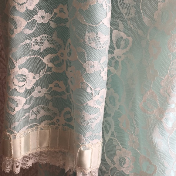 Vintage lace robe - Picture 5 of 8